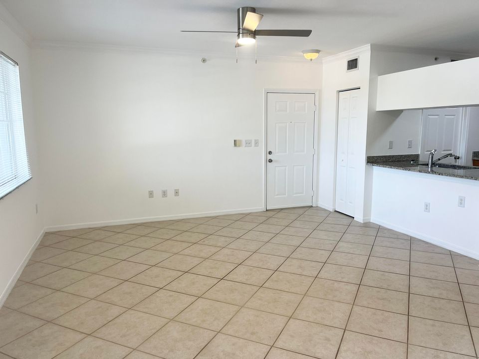 For Rent: $1,850 (1 beds, 1 baths, 873 Square Feet)
