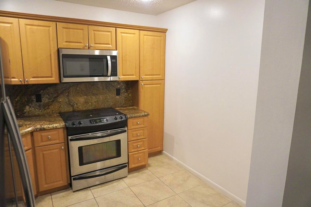 For Sale: $269,995 (2 beds, 2 baths, 955 Square Feet)