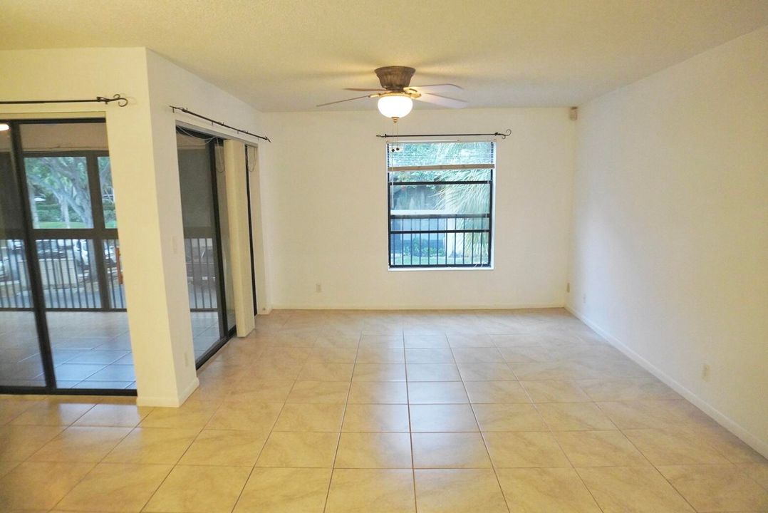 For Sale: $269,995 (2 beds, 2 baths, 955 Square Feet)