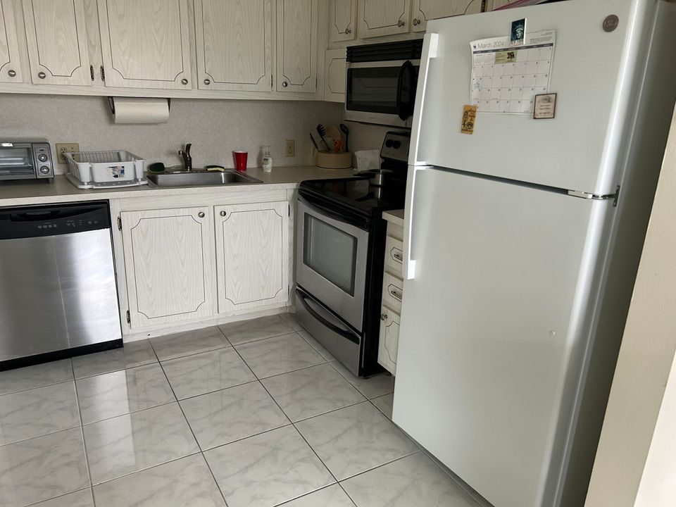 For Sale: $129,989 (2 beds, 1 baths, 835 Square Feet)