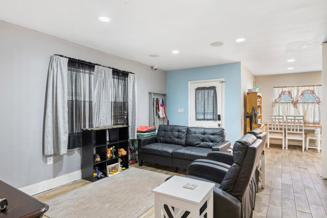 For Sale: $325,000 (3 beds, 2 baths, 1107 Square Feet)