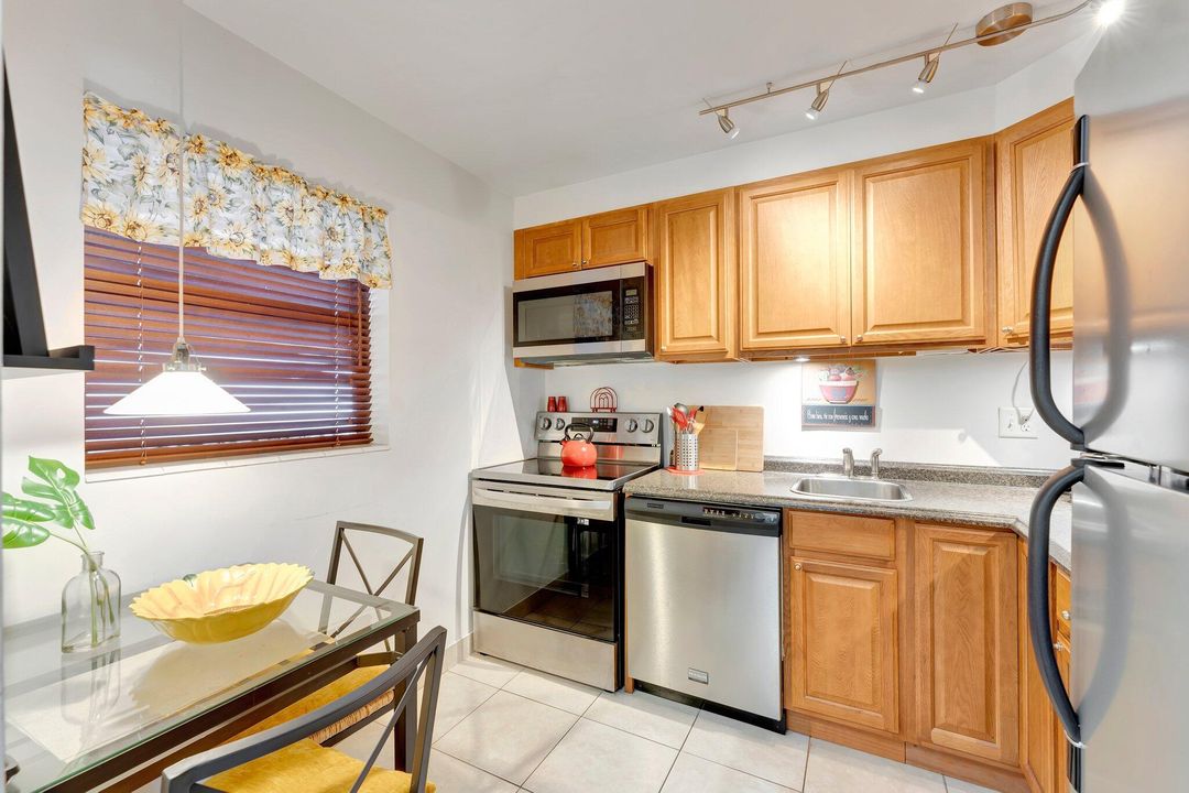 For Sale: $124,900 (1 beds, 1 baths, 768 Square Feet)