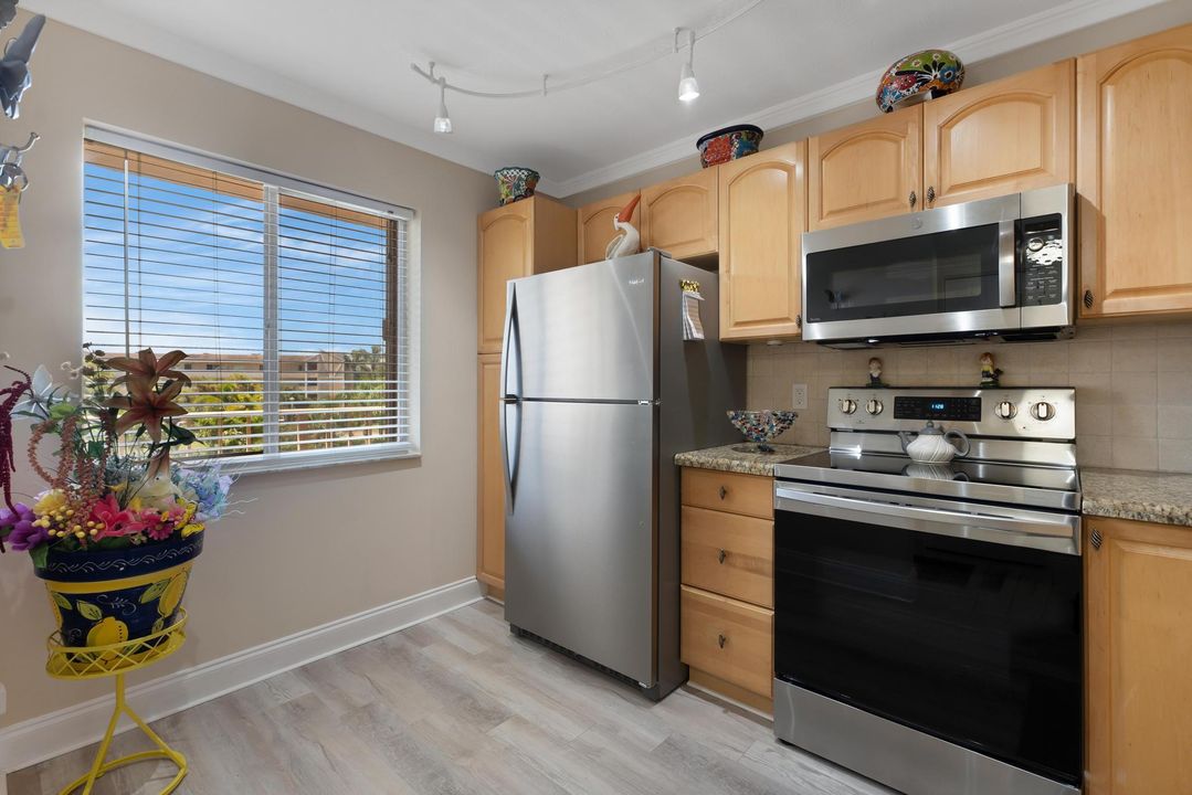 For Sale: $229,000 (2 beds, 2 baths, 990 Square Feet)