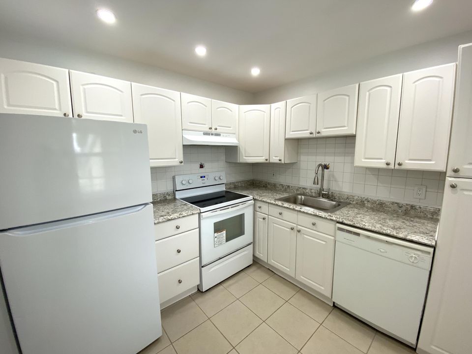 For Sale: $164,900 (2 beds, 1 baths, 803 Square Feet)