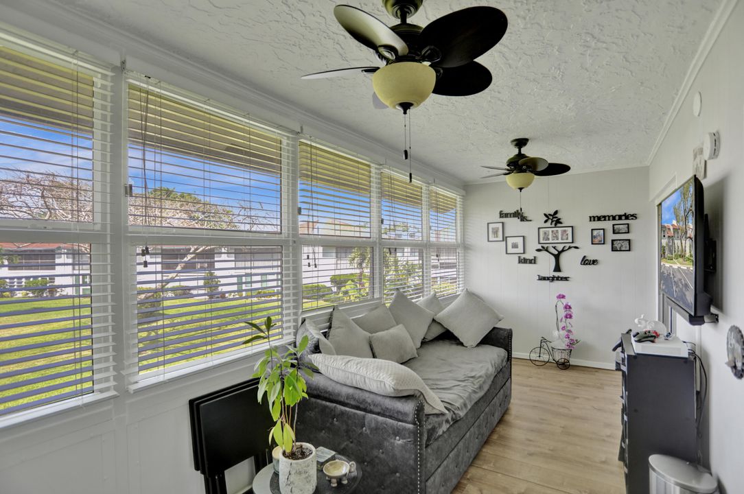 For Sale: $216,000 (2 beds, 2 baths, 1044 Square Feet)