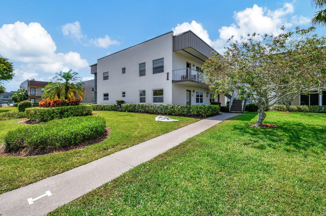 Active With Contract: $1,650 (2 beds, 2 baths, 910 Square Feet)
