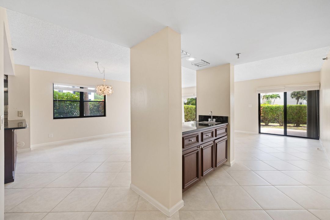 Active With Contract: $3,200 (3 beds, 2 baths, 2011 Square Feet)