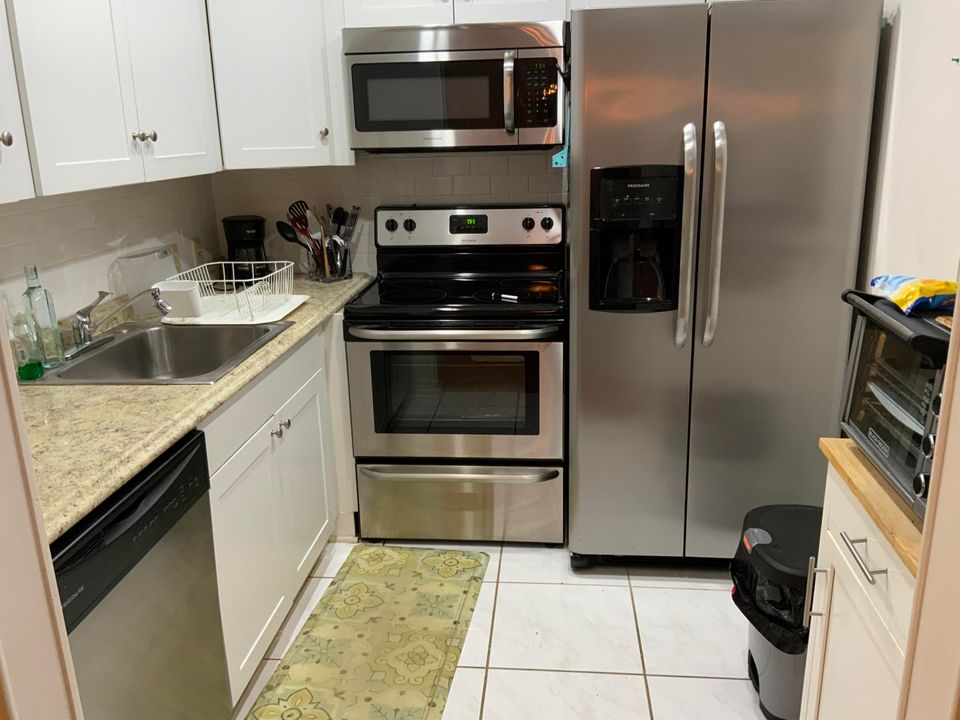For Rent: $1,550 (1 beds, 1 baths, 715 Square Feet)