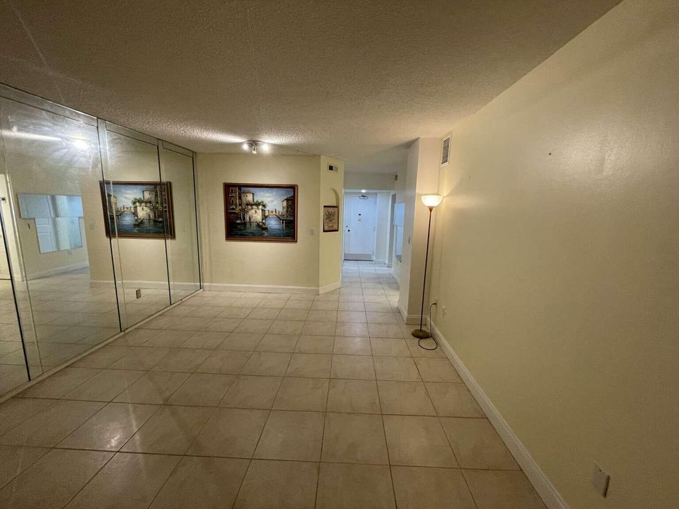 For Sale: $245,000 (1 beds, 1 baths, 798 Square Feet)