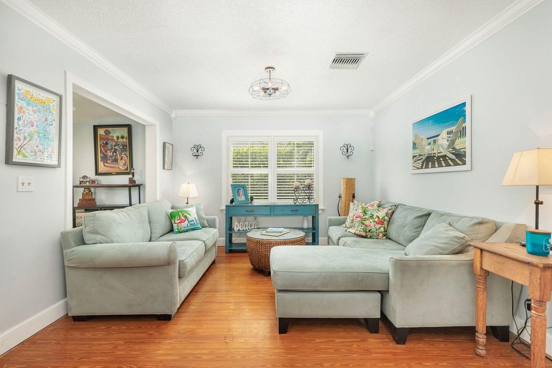For Sale: $929,000 (2 beds, 1 baths, 1346 Square Feet)