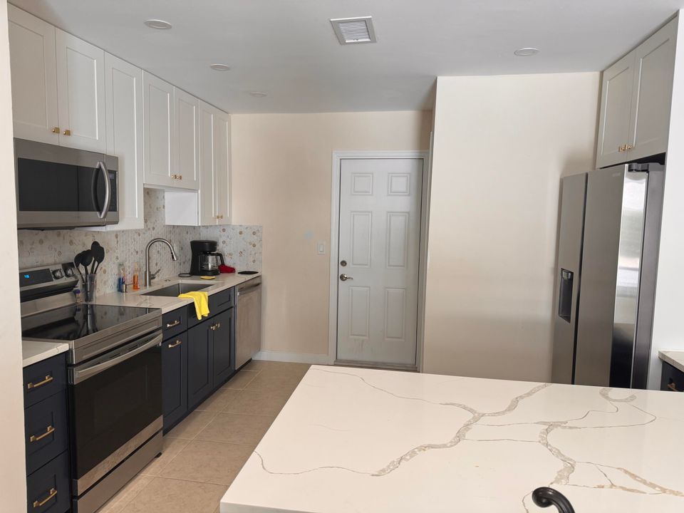 For Rent: $2,800 (2 beds, 1 baths, 849 Square Feet)