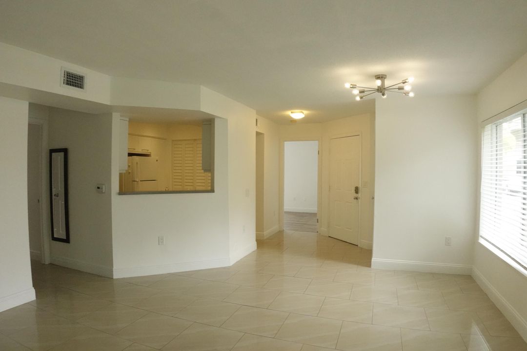 Active With Contract: $2,100 (2 beds, 2 baths, 887 Square Feet)