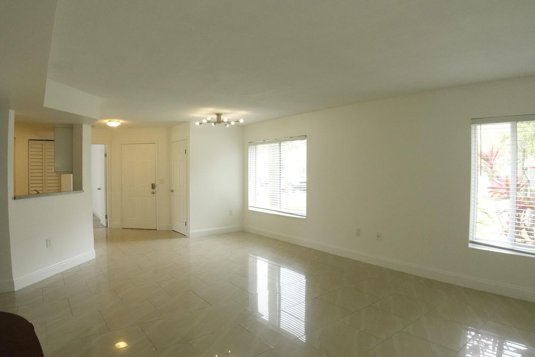 Active With Contract: $2,100 (2 beds, 2 baths, 887 Square Feet)