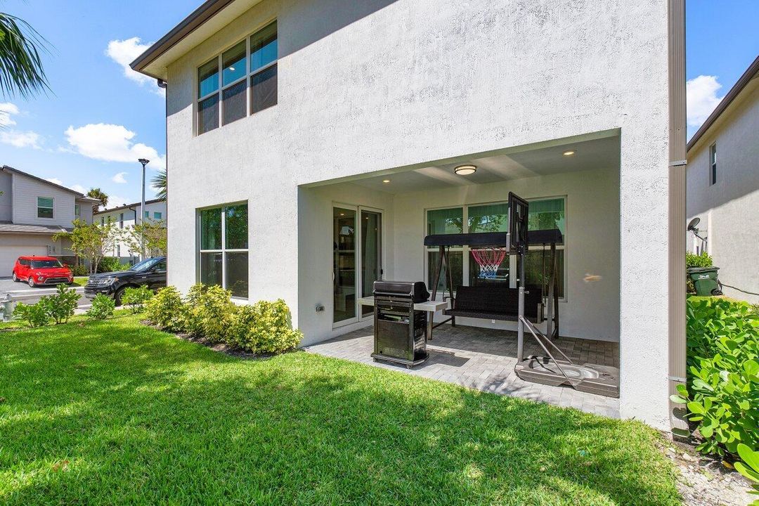 Active With Contract: $800,000 (5 beds, 3 baths, 2707 Square Feet)