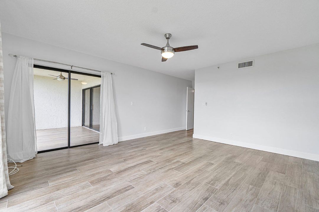 Active With Contract: $2,950 (2 beds, 2 baths, 1340 Square Feet)
