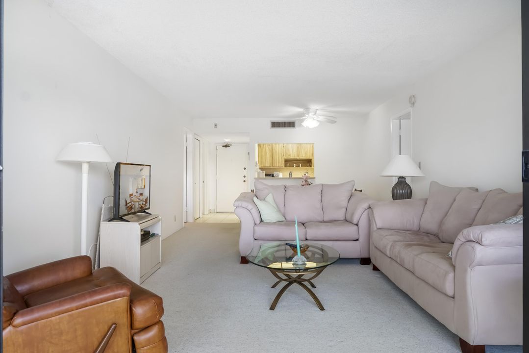 For Sale: $305,000 (2 beds, 2 baths, 1090 Square Feet)