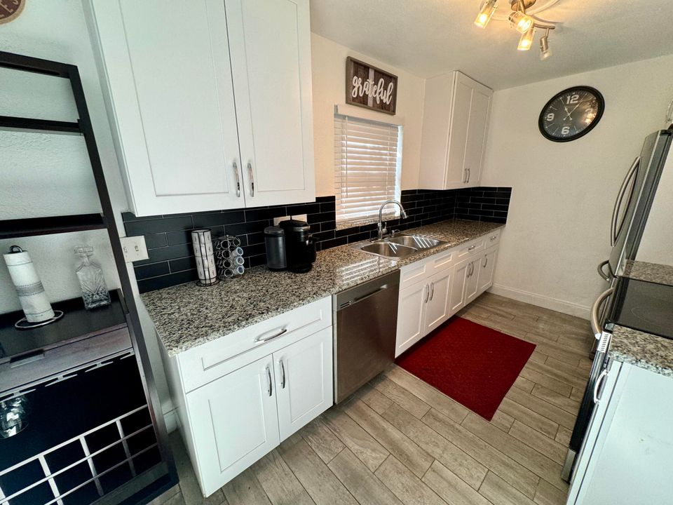 Active With Contract: $2,900 (3 beds, 2 baths, 1014 Square Feet)