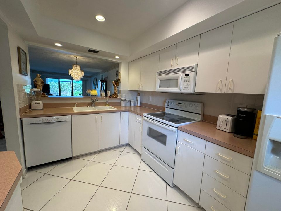 For Sale: $385,000 (2 beds, 2 baths, 1053 Square Feet)