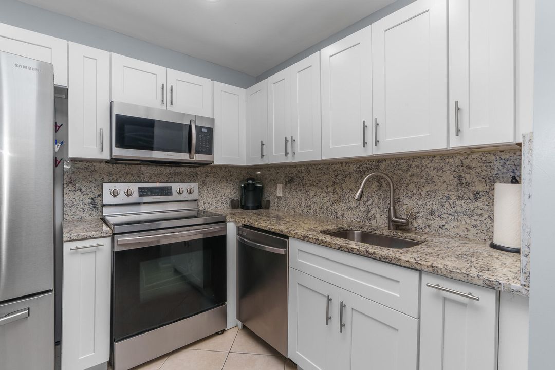 For Sale: $128,000 (1 beds, 1 baths, 828 Square Feet)