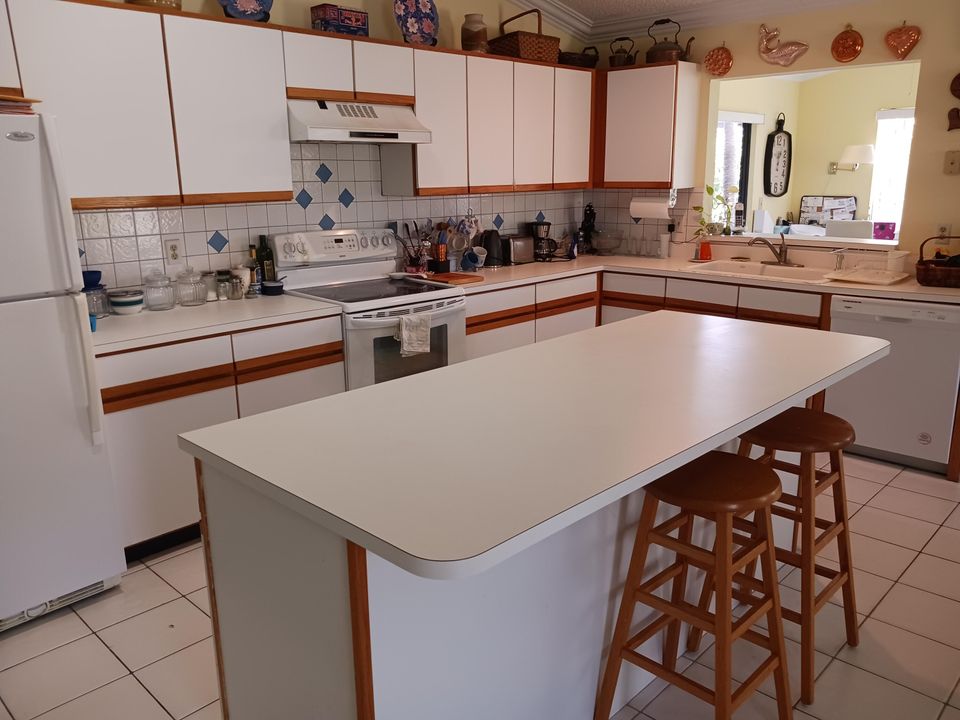 For Sale: $549,900 (2 beds, 2 baths, 2316 Square Feet)