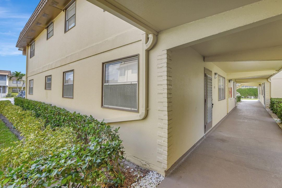 Active With Contract: $139,000 (2 beds, 2 baths, 880 Square Feet)
