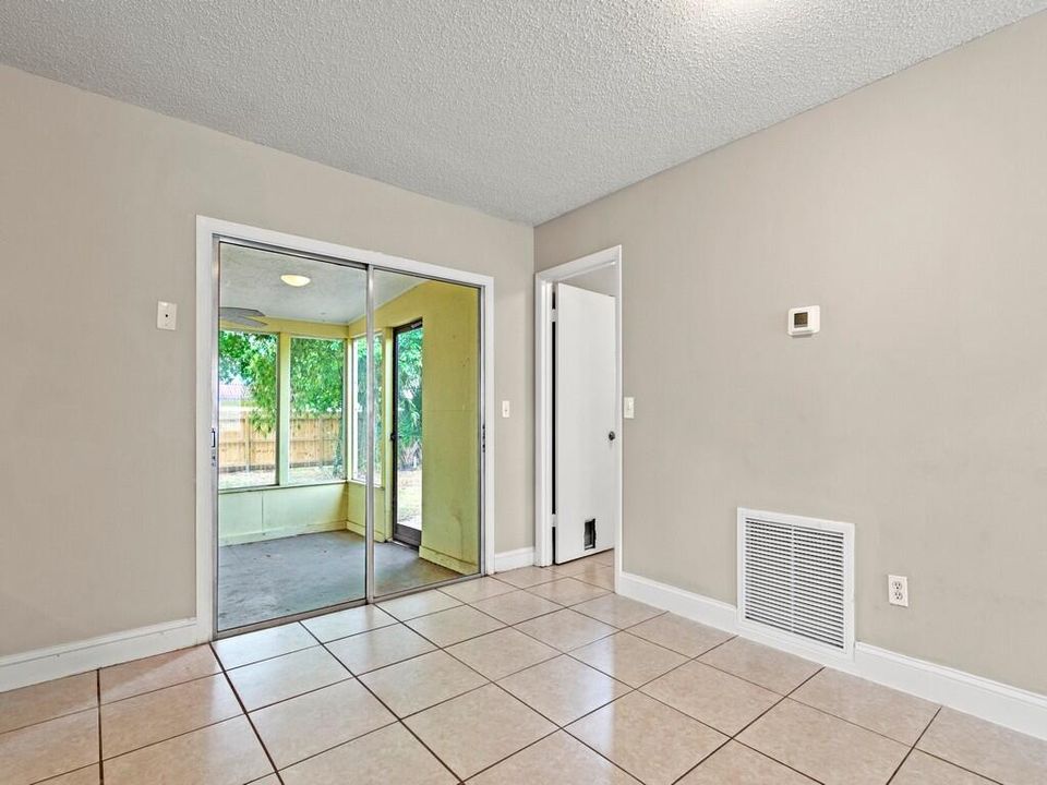For Sale: $279,900 (3 beds, 2 baths, 1242 Square Feet)