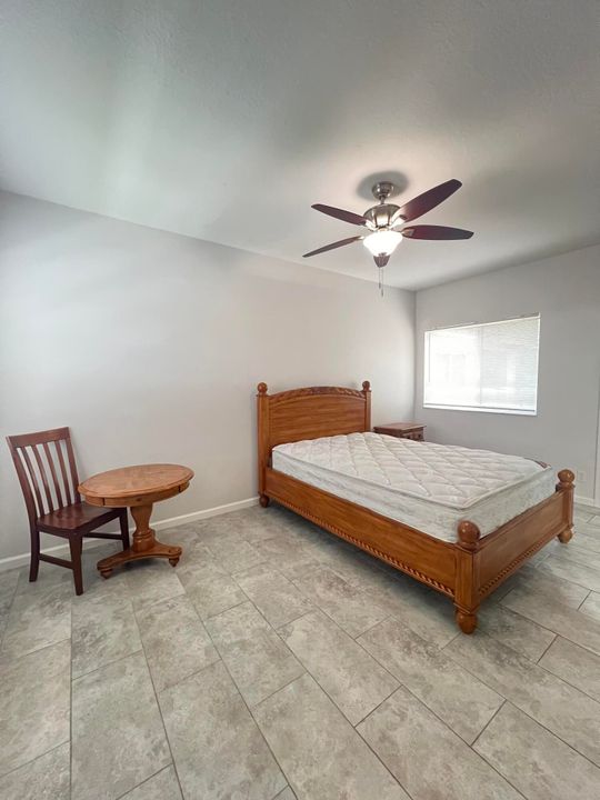 Active With Contract: $1,250 (0 beds, 1 baths, 400 Square Feet)