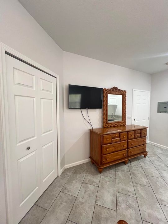 Active With Contract: $1,250 (0 beds, 1 baths, 400 Square Feet)