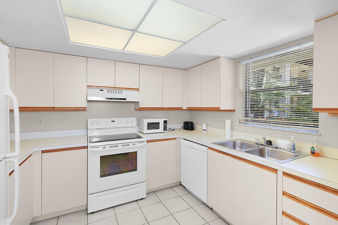 For Sale: $225,000 (2 beds, 2 baths, 1107 Square Feet)
