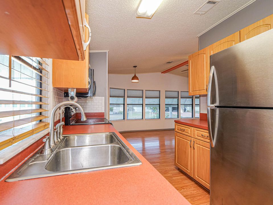 For Sale: $199,000 (2 beds, 2 baths, 927 Square Feet)