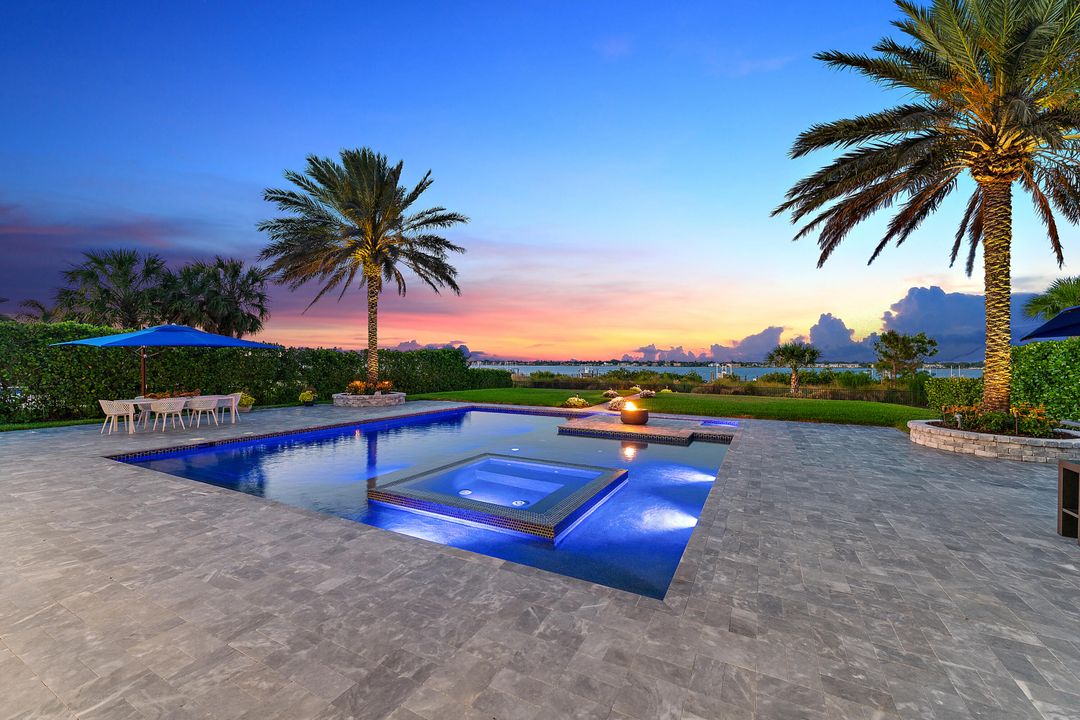 For Sale: $4,799,000 (5 beds, 6 baths, 5958 Square Feet)
