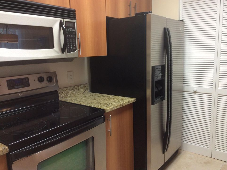 For Rent: $1,800 (1 beds, 1 baths, 696 Square Feet)