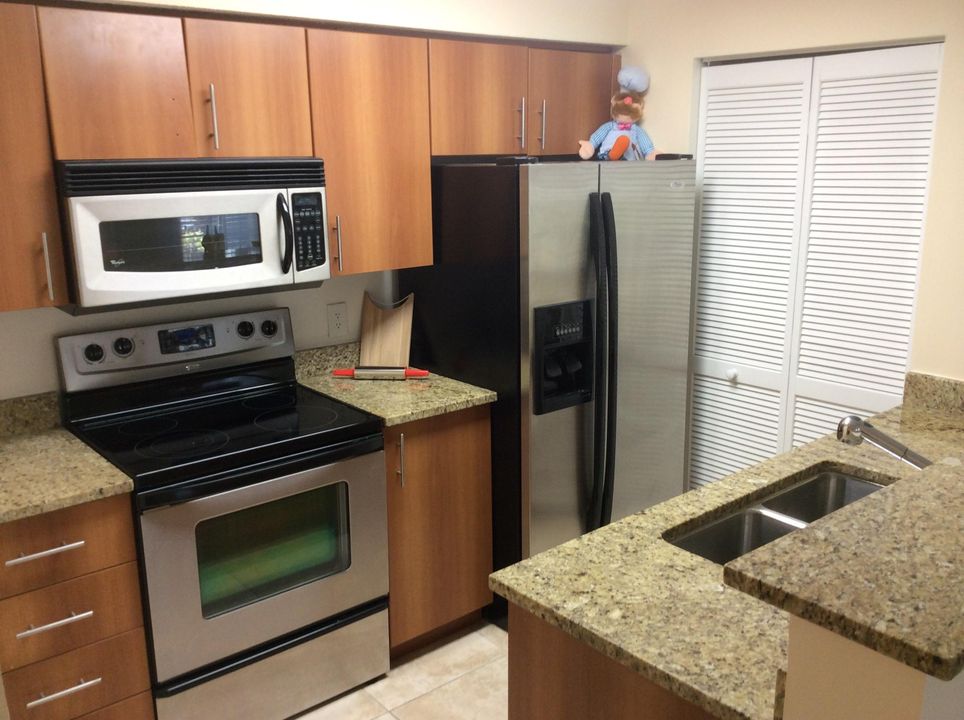 Active With Contract: $1,800 (1 beds, 1 baths, 696 Square Feet)