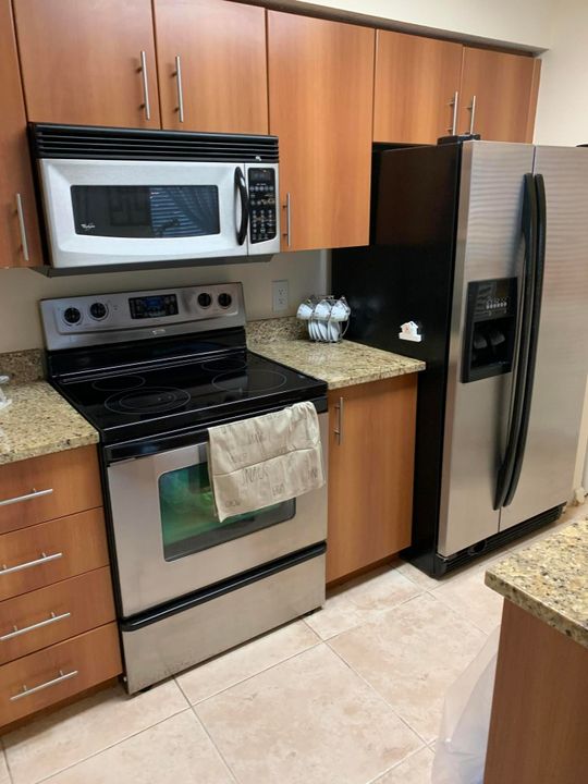 For Rent: $1,800 (1 beds, 1 baths, 696 Square Feet)