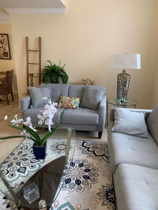 Active With Contract: $1,800 (1 beds, 1 baths, 696 Square Feet)