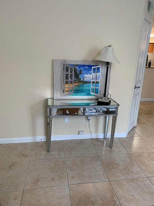 Active With Contract: $1,800 (1 beds, 1 baths, 696 Square Feet)