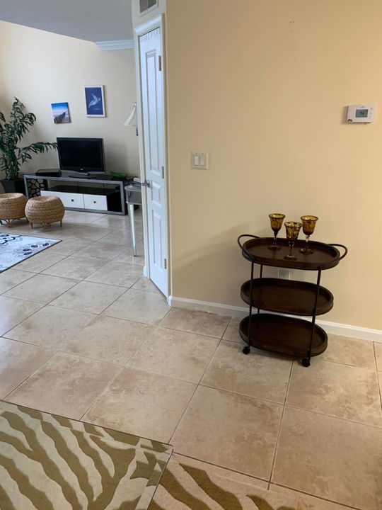 Active With Contract: $1,800 (1 beds, 1 baths, 696 Square Feet)