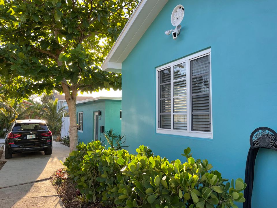 Active With Contract: $2,400 (2 beds, 1 baths, 880 Square Feet)