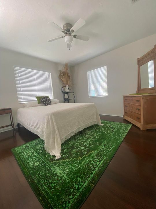 Active With Contract: $2,400 (2 beds, 1 baths, 880 Square Feet)