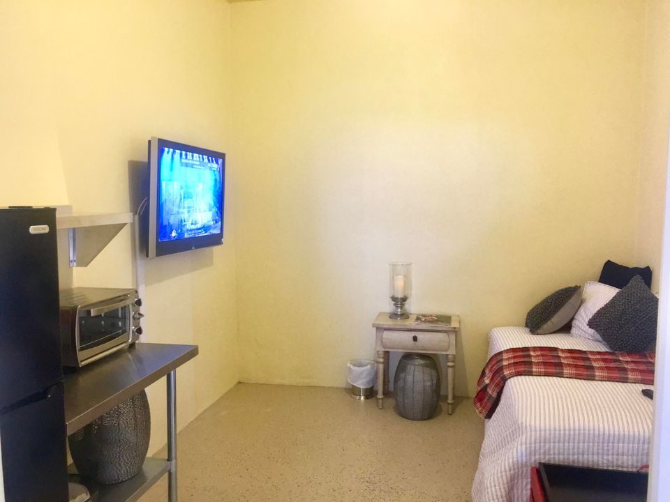 For Rent: $1,000 (1 beds, 2 baths, 2855 Square Feet)