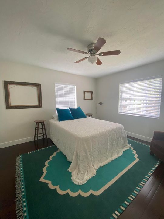 Active With Contract: $2,400 (2 beds, 1 baths, 880 Square Feet)