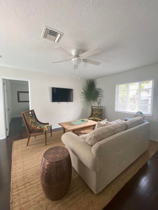 Active With Contract: $2,400 (2 beds, 1 baths, 880 Square Feet)
