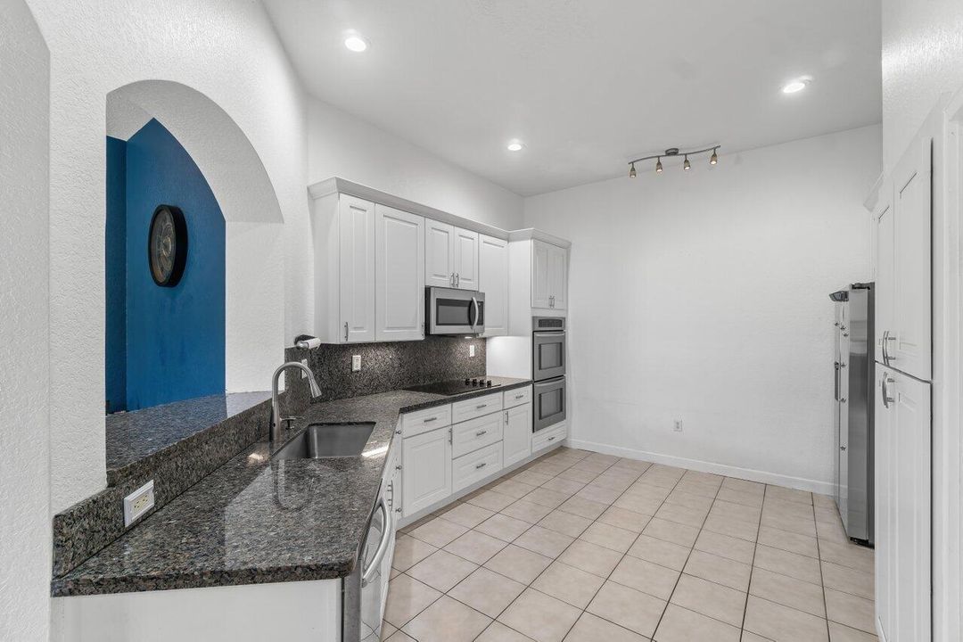 Active With Contract: $379,900 (3 beds, 2 baths, 1386 Square Feet)