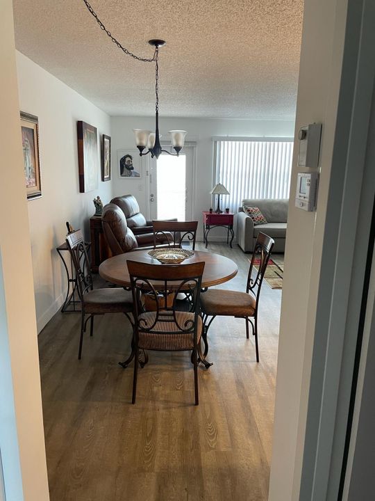 For Rent: $3,150 (1 beds, 1 baths, 738 Square Feet)