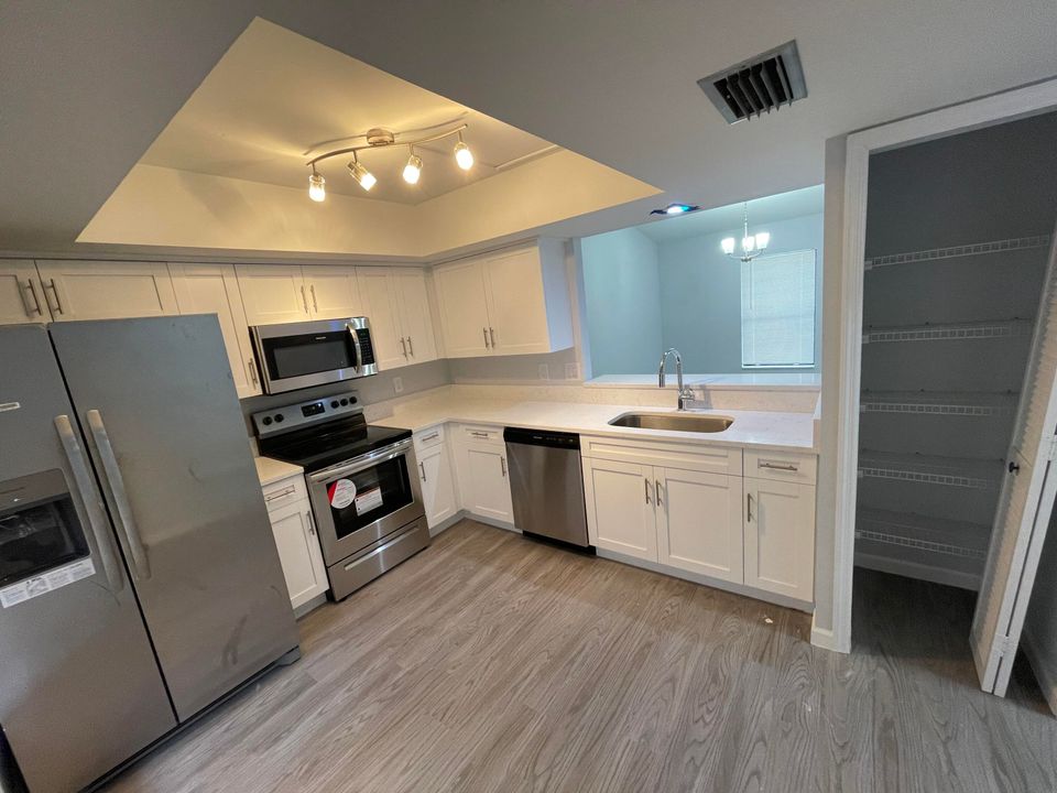 Active With Contract: $3,600 (3 beds, 2 baths, 1372 Square Feet)