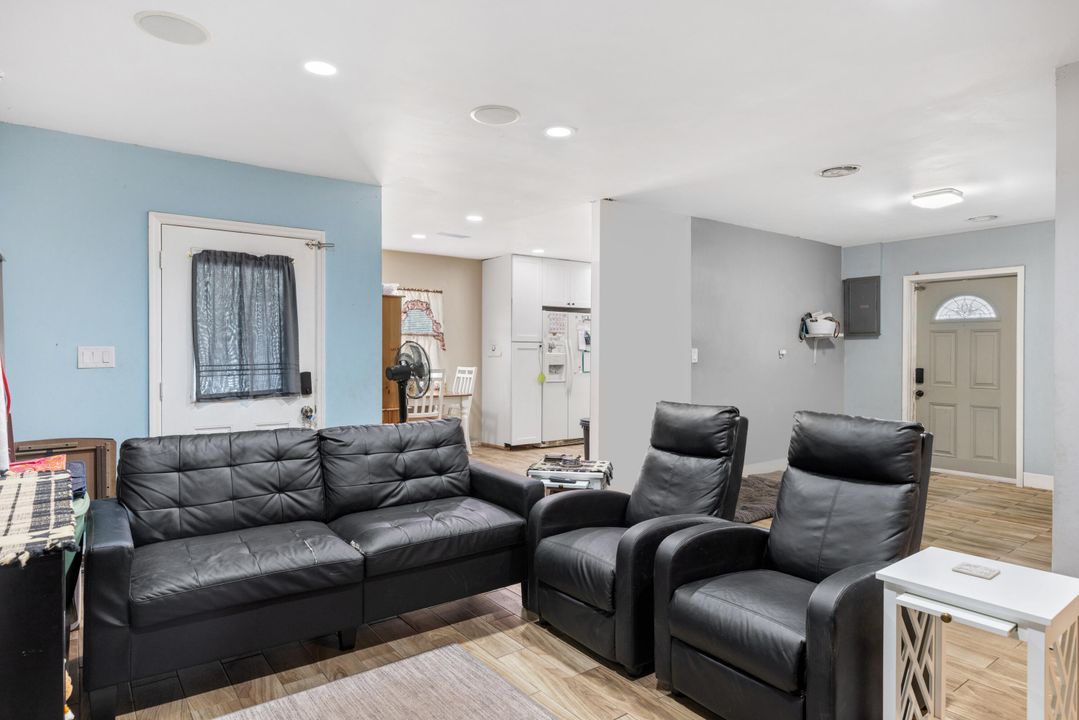 For Sale: $325,000 (3 beds, 2 baths, 1107 Square Feet)