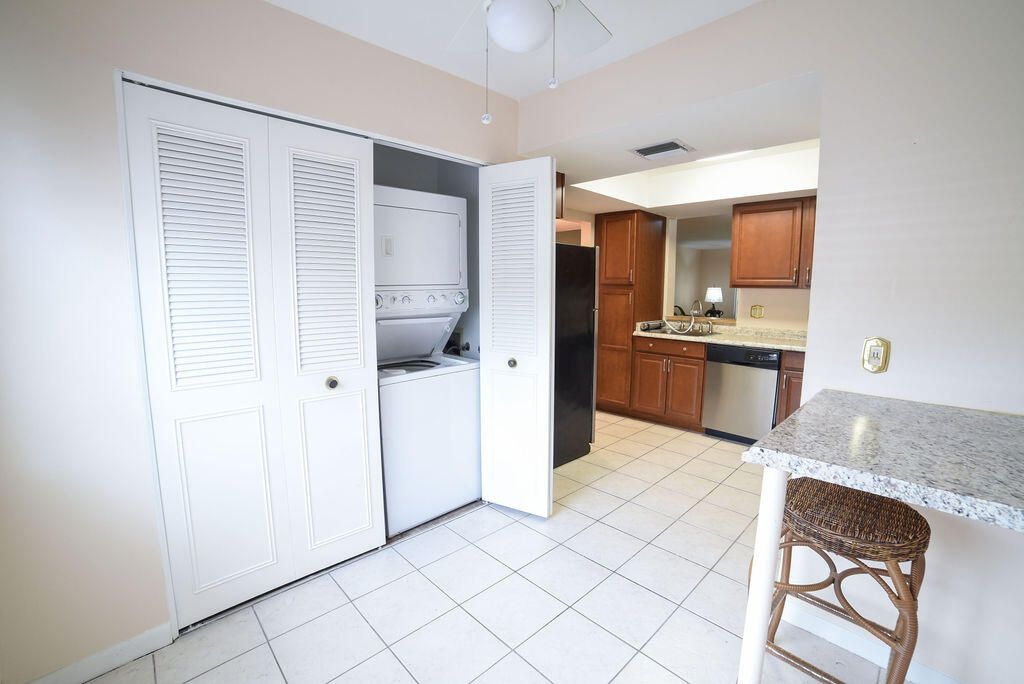 For Rent: $1,700 (1 beds, 2 baths, 912 Square Feet)