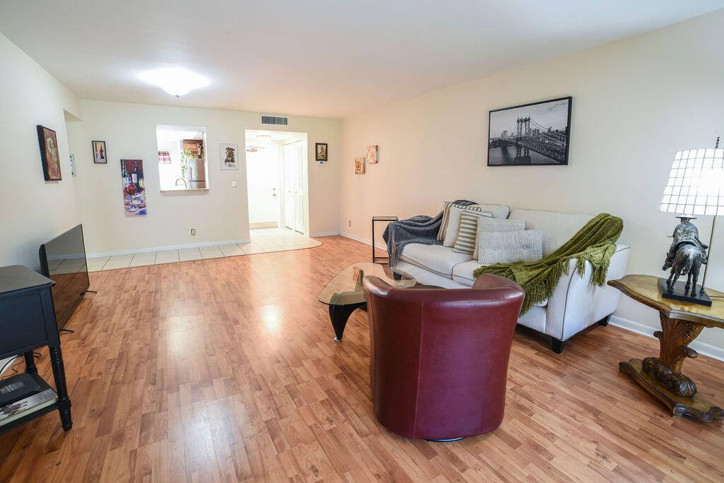 Active With Contract: $1,700 (1 beds, 2 baths, 912 Square Feet)