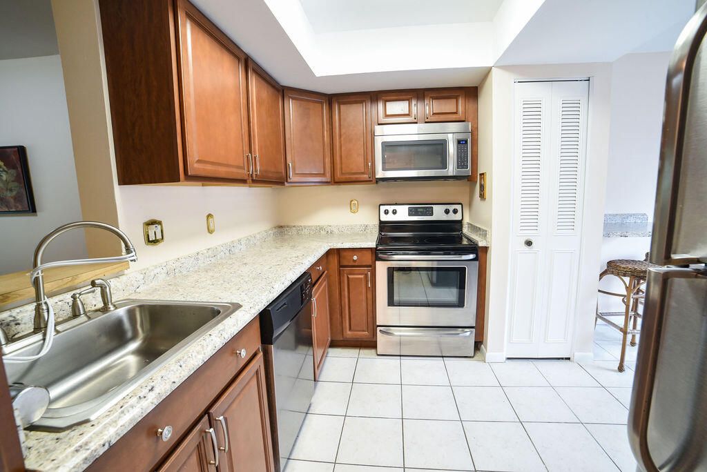 Active With Contract: $1,700 (1 beds, 2 baths, 912 Square Feet)