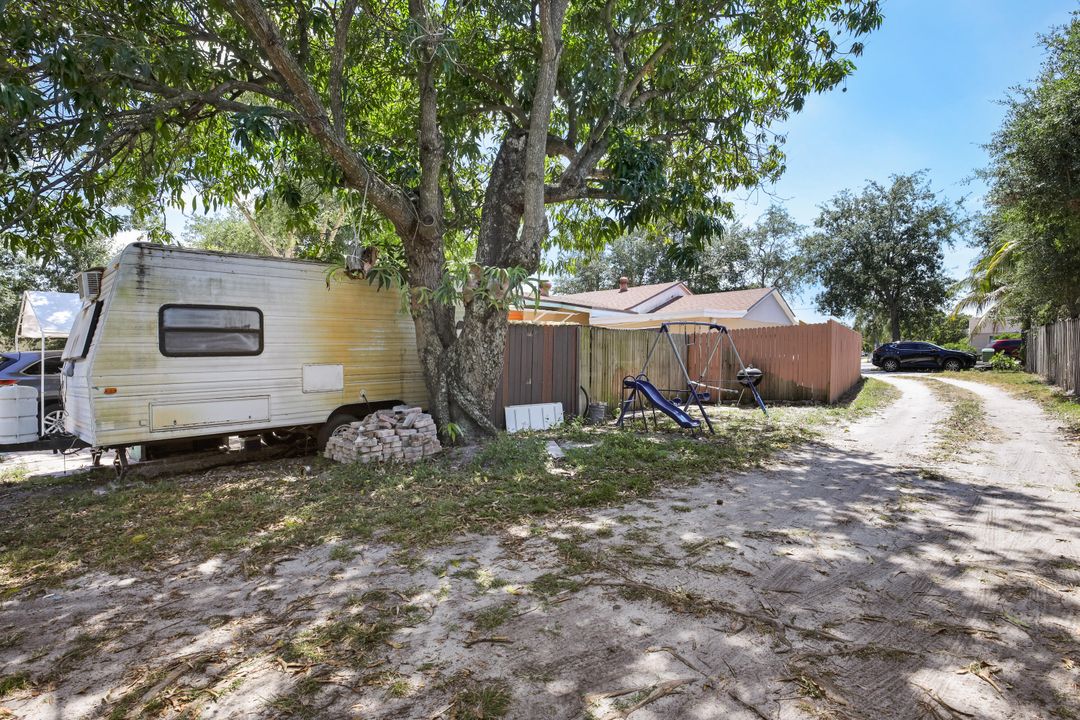For Sale: $700,000 (2 beds, 2 baths, 885 Square Feet)